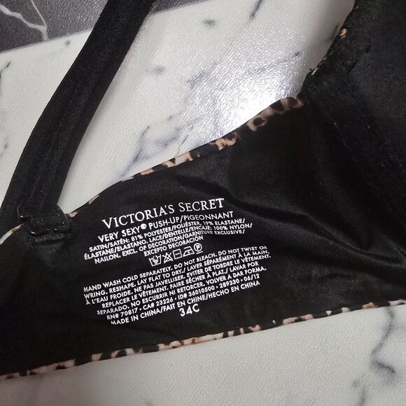 Victoria's Secret Very Sexy Push-Up Bra - Picture 2 of 2